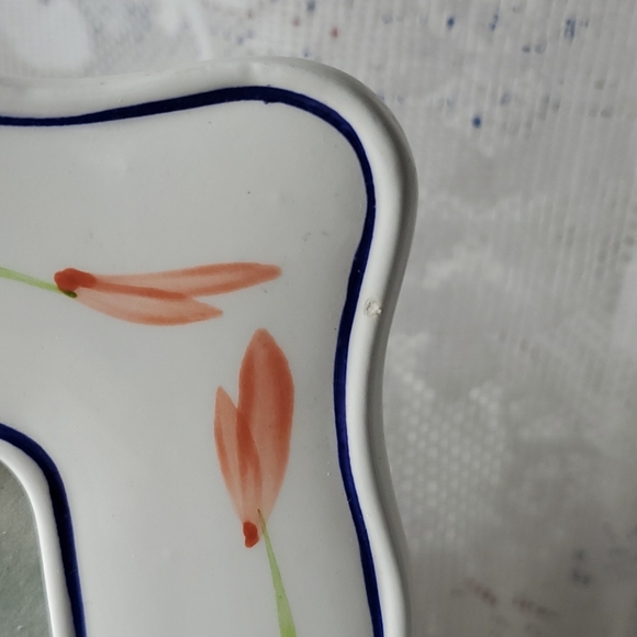 Ceramic Picture Frame with Scalloped Edge - Picture 6 of 7